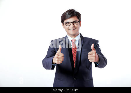 Junge indische Geschäftsmann mit Daumen hoch Stockfoto