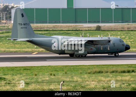 Tunesische Air Force Lockheed C-130 B Hercules (L-282) (REG: Z 21113, TS-MTC) Landebahn 31 in den frühen Morgen. Stockfoto