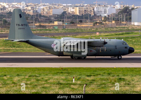 Tunesische Air Force Lockheed C-130 B Hercules (L-282) (REG: Z 21113, TS-MTC) Landebahn 31 in den frühen Morgen. Stockfoto