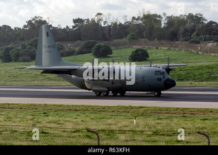 Tunesische Air Force Lockheed C-130 B Hercules (L-282) (REG: Z 21113, TS-MTC) Landebahn 31 in den frühen Morgen. Stockfoto