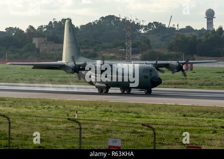 Tunesische Air Force Lockheed C-130 B Hercules (L-282) (REG: Z 21113, TS-MTC) Landebahn 31 in den frühen Morgen. Stockfoto