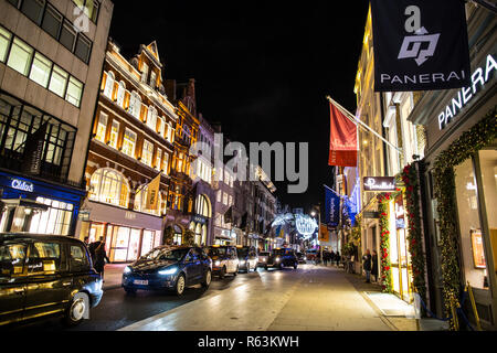 New Bond Street beleuchtet durch die Weihnachtslichter und Luxus Marken Shops in den Wochen vor Weihnachten, Mayfair, London, Vereinigtes Königreich Stockfoto