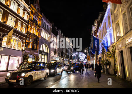 New Bond Street beleuchtet durch die Weihnachtslichter und Luxus Marken Shops in den Wochen vor Weihnachten, Mayfair, London, Vereinigtes Königreich Stockfoto