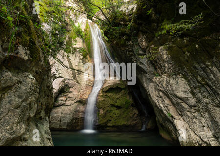 Lange Belichtung geschossen von einem Wasserfall in einen kleinen See. Stockfoto