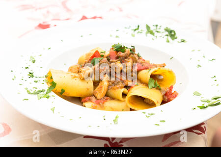 Italienische Paccheri Pasta mit Schwertfisch Stockfoto