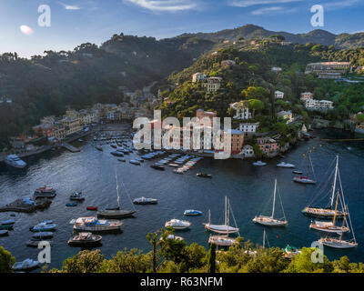 Anzeigen von Portofino, Golfo Paradiso, der Provinz Genua, der Riviera di Levante, Ligurien, Italien, Europa Stockfoto