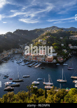 Anzeigen von Portofino, Golfo Paradiso, der Provinz Genua, der Riviera di Levante, Ligurien, Italien, Europa Stockfoto