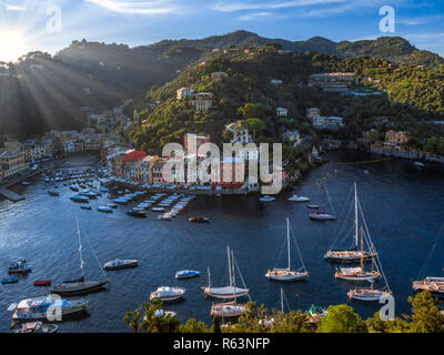 Anzeigen von Portofino, Golfo Paradiso, der Provinz Genua, der Riviera di Levante, Ligurien, Italien, Europa Stockfoto