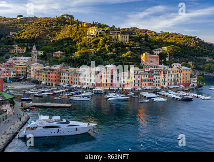 Anzeigen von Portofino, Golfo Paradiso, der Provinz Genua, der Riviera di Levante, Ligurien, Italien, Europa Stockfoto