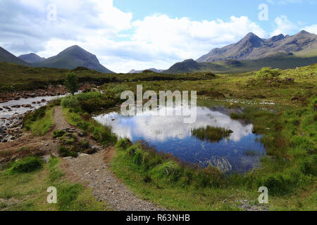 Ein See in einer wunderschönen Landschaft in den schottischen Highlands auf der Insel Skye. Stockfoto