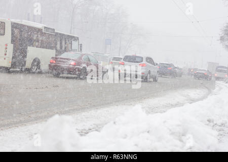 Stau im Schneesturm, Kiew. Winter Schnee weg mit vielen Autos Stockfoto