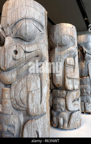 Haida Haus frontal Totempfähle im Museum für Anthropologie (MOA), Vancouver, BC, Vancouver, BC, Kanada Stockfoto