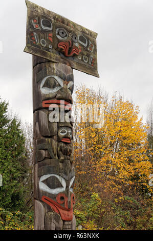 Haida leichenhalle Totem Pole von Bill Reid, Museum für Anthropologie MOA, Universität von British Columbia, Vancouver, BC, Kanada geschnitzt Stockfoto