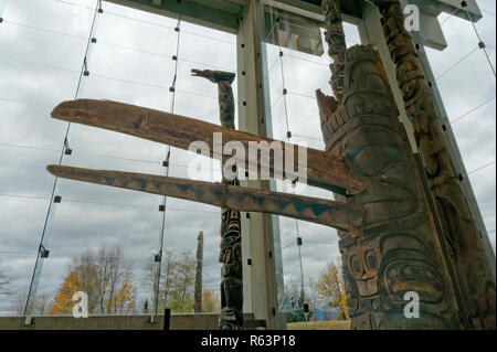 Pacific Northwest Totem Pole in der Großen Halle des Museums für Anthropologie MOA, Universität von British Columbia, Vancouver, BC, Kanada Stockfoto