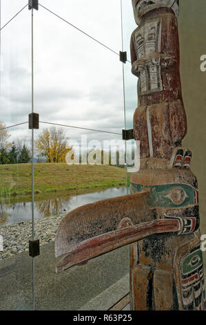 Pacific Northwest Totem Pole in der Großen Halle des Museums für Anthropologie MOA, Universität von British Columbia, Vancouver, BC, Kanada Stockfoto