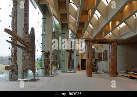 Pacific Northwest Totem Pole in der Großen Halle des Museums für Anthropologie MOA, Universität von British Columbia, Vancouver, BC, Kanada Stockfoto