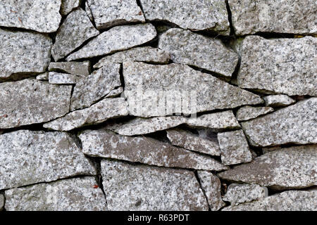 Nahaufnahme einer Trockenmauer mit Steinen das Stopfen Stockfoto