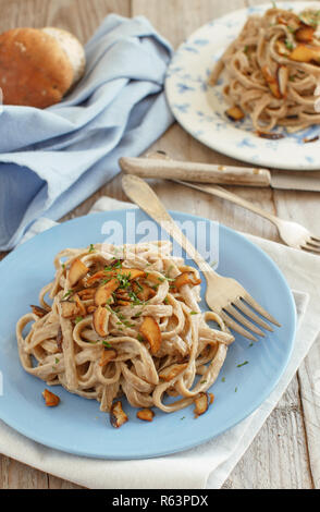 Vollkornbrot Tagliolini mit Pilze Steinpilze Stockfoto