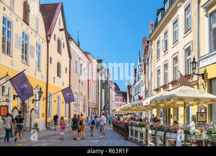 Cafés und Geschäfte in der Pikk (Lange Straße) in der historischen Altstadt (Vanalinn), Tallinn, Estland Stockfoto