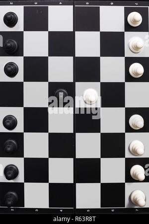 Bild von Schach Bauern auf dem Schachbrett. Auf dem schwarzen Hintergrund isoliert. Stockfoto