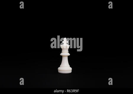 Bild der Weißen schach Bauer. Auf dem schwarzen Hintergrund isoliert. Stockfoto