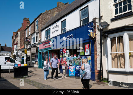 Martins Supermarkt und Ladbrokes Wettshop-Shop im Stadtzentrum Marktplatz Thirsk North Yorkshire England Großbritannien GB Großbritannien Stockfoto