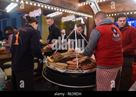 Wurst in der Weihnachtsmarkt in Brüssel 2018 Stall, Belgien Stockfoto