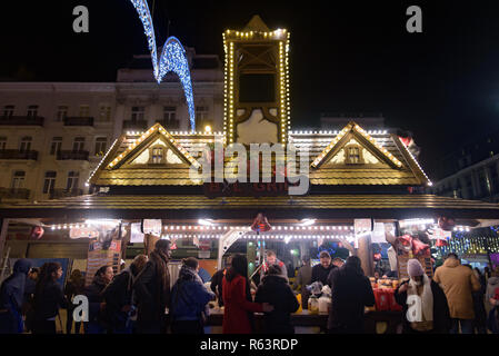 Wurst in der Weihnachtsmarkt in Brüssel 2018 Stall, Belgien Stockfoto