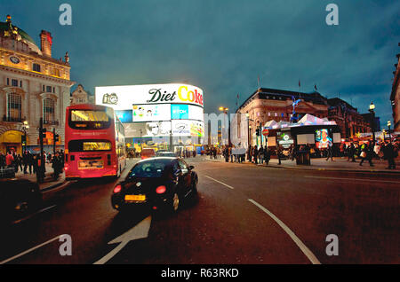 London, 9. November, 2108 Piccadilly Circus, im Herzen von Londons lebhaften West End, mit iconic Taxis und roten Londoner Busse und vermischen sich in der vorweihnachtlichen Atmosphäre Stockfoto