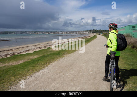 Radfahrer auf dem South West Coast Path in der Nähe von St Michael's Mount, genießen Sie den Blick über die Bucht in Richtung Penzanace, Cornwall, Großbritannien Stockfoto