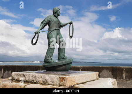 Der Fischer Memorial Statue des Künstlers Tom Leaper, Newlyn Grün, in der Nähe von Penzance, Cornwall, UK erstellt Stockfoto