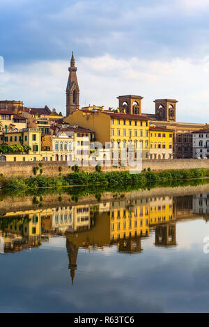 Blick auf die Stadt mit der Basilika Santa Croce Turm, Häuser und Reflexion in den Fluss Arno, Florenz, Italien Stockfoto