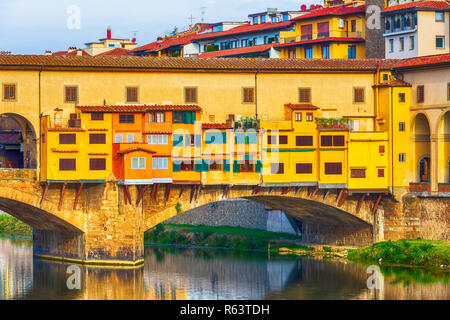 Ponte Vecchio Nahaufnahme und den Fluss Arno in Florenz, Toskana, Italien Stockfoto