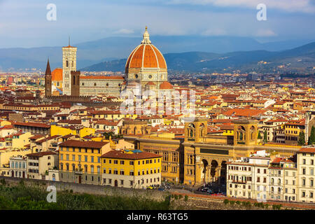 Luftbild des historischen mittelalterlichen Gebäuden mit Dom Santa Maria Del Fiore Dom in der Altstadt von Florenz, Italien Stockfoto