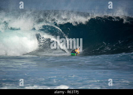 Lanzarote - November 29, 2018: Surfer in der Big Wave, Wettbewerb "quemao Klasse' in Lanzarote, Kanarische Inseln Stockfoto