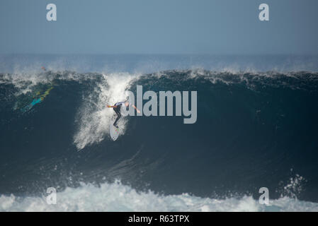 Lanzarote - November 29, 2018: Surfer in der Big Wave, Wettbewerb "quemao Klasse' in Lanzarote, Kanarische Inseln Stockfoto