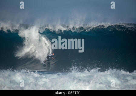 Lanzarote - November 29, 2018: Surfer in der Big Wave, Wettbewerb "quemao Klasse' in Lanzarote, Kanarische Inseln Stockfoto