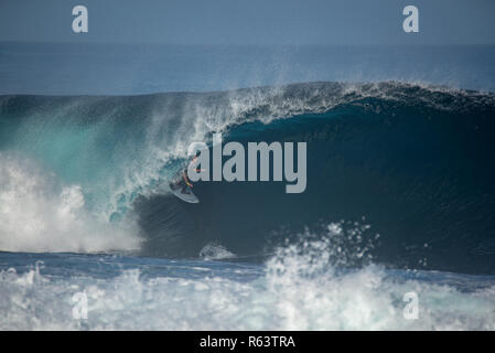 Lanzarote - November 29, 2018: Surfer in der Big Wave, Wettbewerb "quemao Klasse' in Lanzarote, Kanarische Inseln Stockfoto