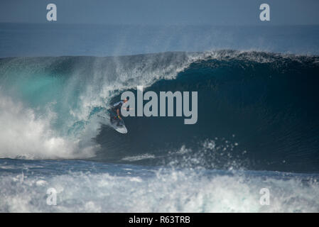 Lanzarote - November 29, 2018: Surfer in der Big Wave, Wettbewerb "quemao Klasse' in Lanzarote, Kanarische Inseln Stockfoto