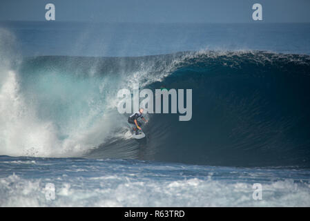 Lanzarote - November 29, 2018: Surfer in der Big Wave, Wettbewerb "quemao Klasse' in Lanzarote, Kanarische Inseln Stockfoto