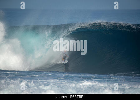 Lanzarote - November 29, 2018: Surfer in der Big Wave, Wettbewerb "quemao Klasse' in Lanzarote, Kanarische Inseln Stockfoto