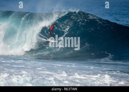 Lanzarote - November 29, 2018: Surfer in der Big Wave, Wettbewerb "quemao Klasse' in Lanzarote, Kanarische Inseln Stockfoto