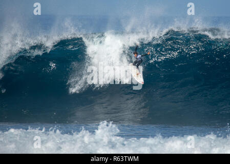 Lanzarote - November 29, 2018: Surfer in der Big Wave, Wettbewerb "quemao Klasse' in Lanzarote, Kanarische Inseln Stockfoto