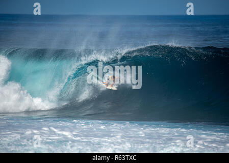 Lanzarote - November 29, 2018: Surfer in der Big Wave, Wettbewerb "quemao Klasse' in Lanzarote, Kanarische Inseln Stockfoto