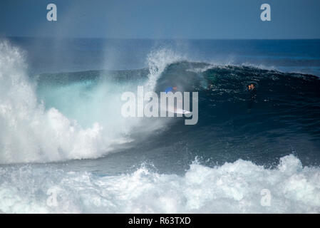 Lanzarote - November 29, 2018: Surfer in der Big Wave, Wettbewerb "quemao Klasse' in Lanzarote, Kanarische Inseln Stockfoto