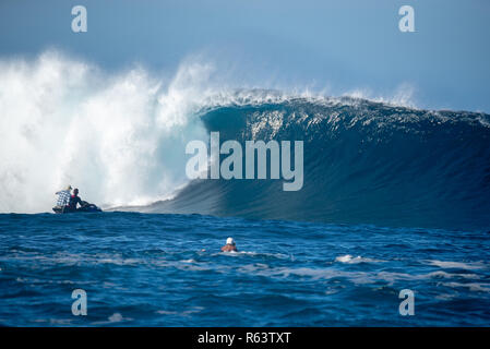 Lanzarote - November 29, 2018: Surfer in der Big Wave, Wettbewerb "quemao Klasse' in Lanzarote, Kanarische Inseln Stockfoto