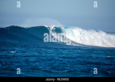 Lanzarote - November 29, 2018: Surfer in der Big Wave, Wettbewerb "quemao Klasse' in Lanzarote, Kanarische Inseln Stockfoto