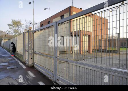 Mailand (Italien), der Corelli Straße Struktur, die im September 1990 als erste reception centre (CPA, Centro di Prima Accoglienza) für Einwanderer, geplant in eine dauerhafte Rückführung Zentrum umgewandelt werden (CPR (Centro Permanente pro il Rimpatrio) bis zum Jahr 2018 eröffnet. Stockfoto