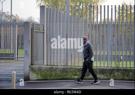 Mailand (Italien), der Corelli Straße Struktur, die im September 1990 als erste reception centre (CPA, Centro di Prima Accoglienza) für Einwanderer, geplant in eine dauerhafte Rückführung Zentrum umgewandelt werden (CPR (Centro Permanente pro il Rimpatrio) bis zum Jahr 2018 eröffnet. Stockfoto