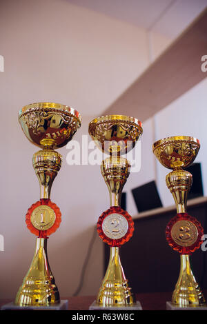 Drei verschiedene Arten von goldenen Trophäen. Stockfoto